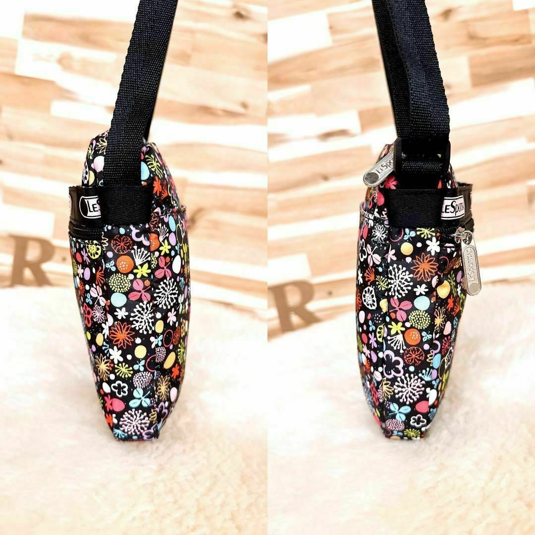 LeSportsac(レスポートサック)の美品【レスポートサック】小花 花柄 黒 ミニ ショルダーバッグ カラフル×黒 レディースのバッグ(ショルダーバッグ)の商品写真