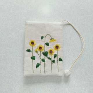 文庫本刺繍のブックカバー　ひまわり(ブックカバー)