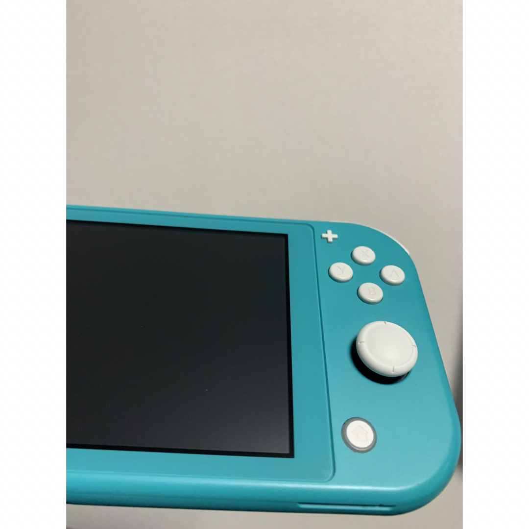 Nintendo Switch(ニンテンドースイッチ)の【完動品】Switchライト本体 ターコイズ おまけシリコンスティックカバー付き エンタメ/ホビーのゲームソフト/ゲーム機本体(携帯用ゲーム機本体)の商品写真