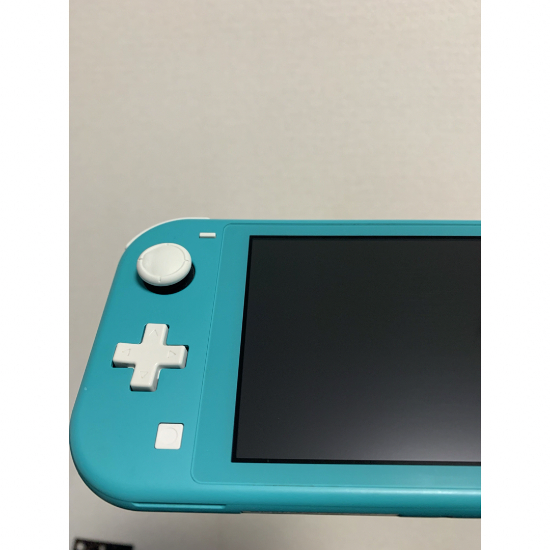 Nintendo Switch(ニンテンドースイッチ)の【完動品】Switchライト本体 ターコイズ おまけシリコンスティックカバー付き エンタメ/ホビーのゲームソフト/ゲーム機本体(携帯用ゲーム機本体)の商品写真