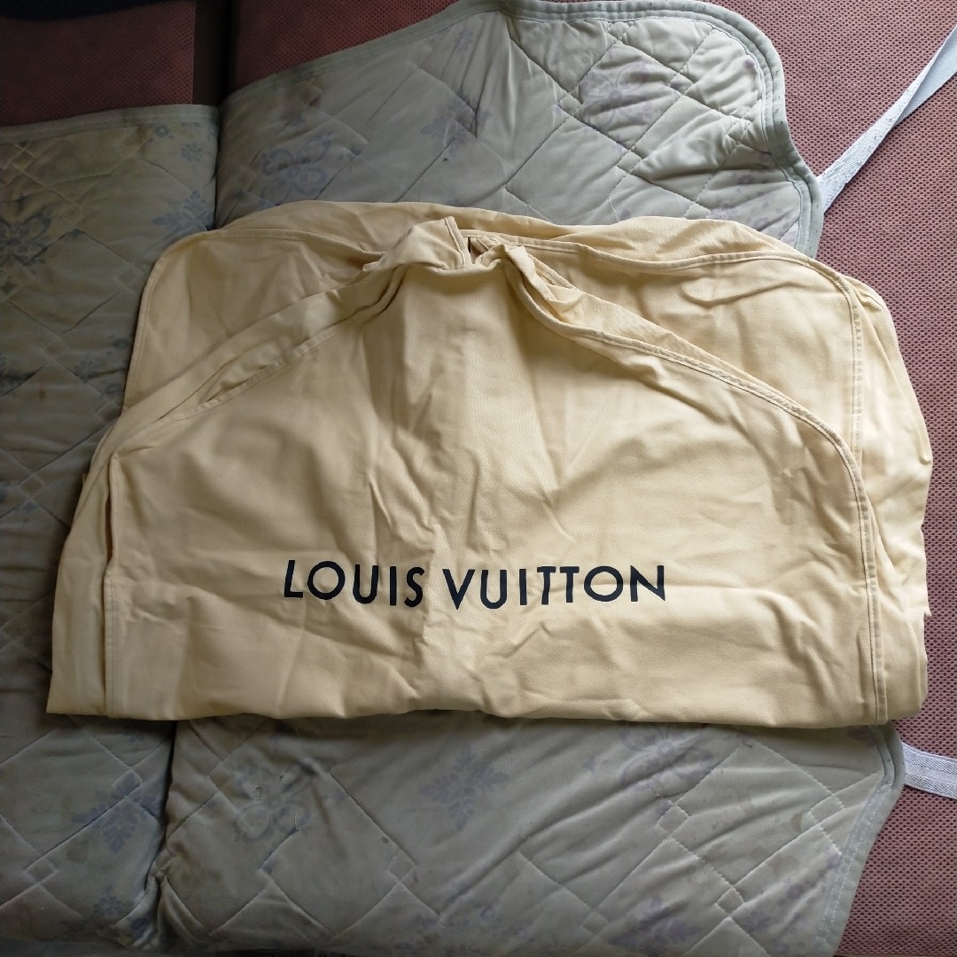 LOUIS VUITTON(ルイヴィトン)のルイヴィトンガーメントケース　ベージュ　新品 レディースのジャケット/アウター(その他)の商品写真