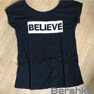 Bershka - Bershka ボックスロゴTシャツ 背中空きTシャツ かわいい 可愛い