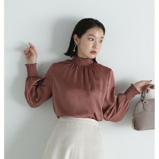 NATURAL BEAUTY BASIC - シャーリングネックブラウス