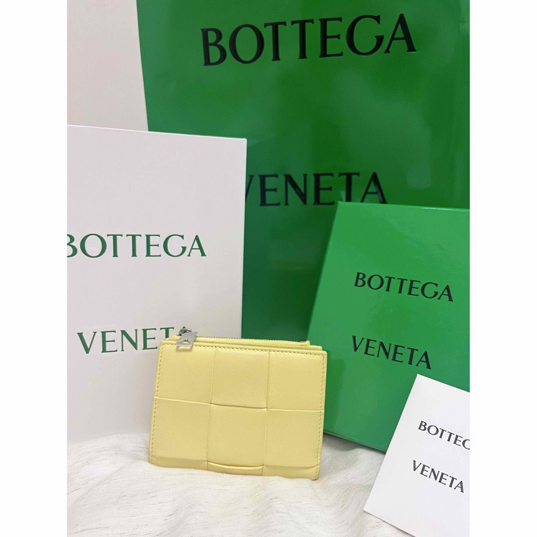 Bottega Veneta(ボッテガヴェネタ)のBOTTEGA VENETA スモール カセット 二つ折りファスナーウォレット レディースのファッション小物(財布)の商品写真