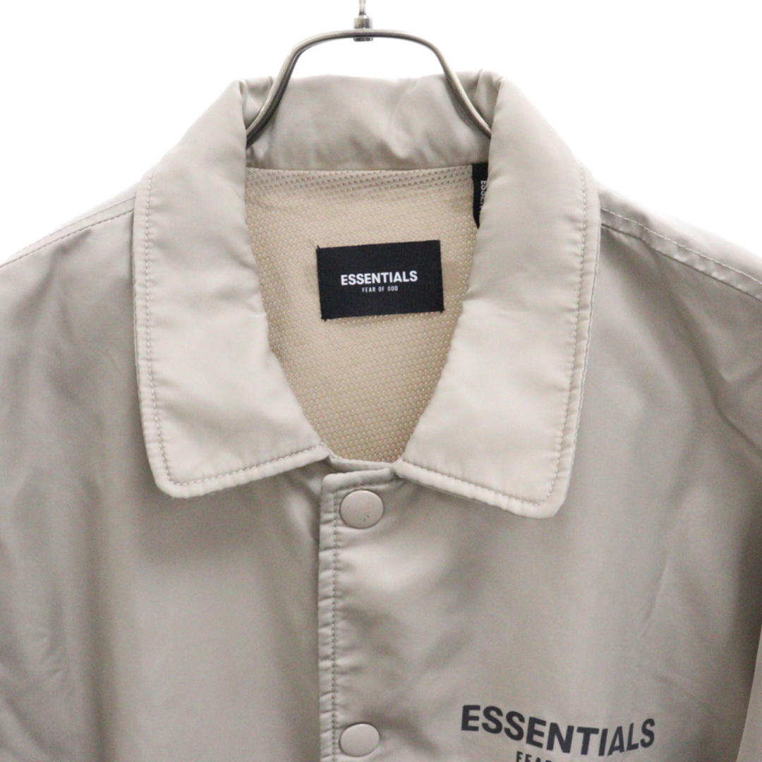 FOG Essentials エフオージー エッセンシャルズ バックラバーロゴ スナップボタン コーチジャケット ナイロンメッシュジャケット ベージュ メンズのジャケット/アウター(ナイロンジャケット)の商品写真