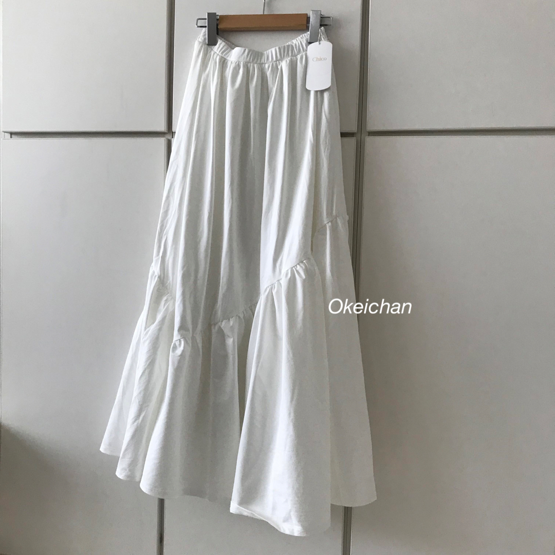 who's who Chico(フーズフーチコ)の2024SS新作☆裾ギャザーフレアスカート オフホワイト レディースのスカート(ロングスカート)の商品写真