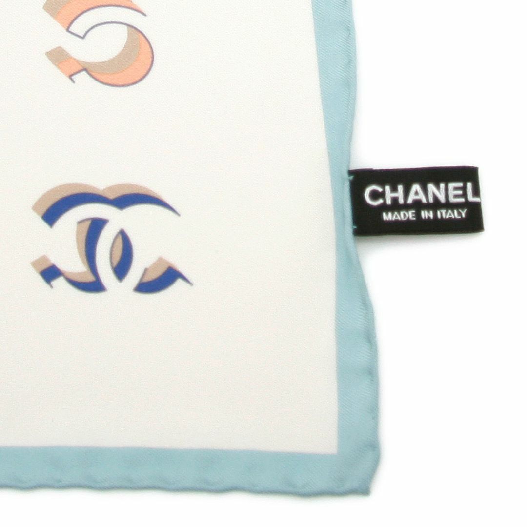 CHANEL(シャネル)の美品 シャネル CHANEL スカーフ ココマーク マルチカラー アイボリー シルク 大判 イタリア製 90cm レディース スモーキーカラー COCO レディースのファッション小物(バンダナ/スカーフ)の商品写真