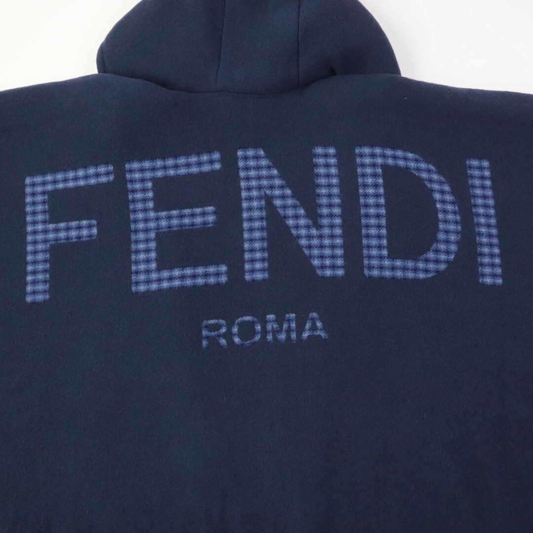 FENDI(フェンディ)の極美品☆FENDI フェンディ FXX722 ウール カシミ混 ビックロゴ入り フリンジ・フード付 ポンチョ ネイビー 123×132cm ハンガー・ガーメント付き イタリア製 正規品 レディース レディースのジャケット/アウター(ポンチョ)の商品写真