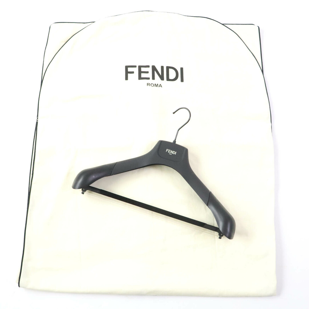 FENDI(フェンディ)の極美品☆FENDI フェンディ FXX722 ウール カシミ混 ビックロゴ入り フリンジ・フード付 ポンチョ ネイビー 123×132cm ハンガー・ガーメント付き イタリア製 正規品 レディース レディースのジャケット/アウター(ポンチョ)の商品写真