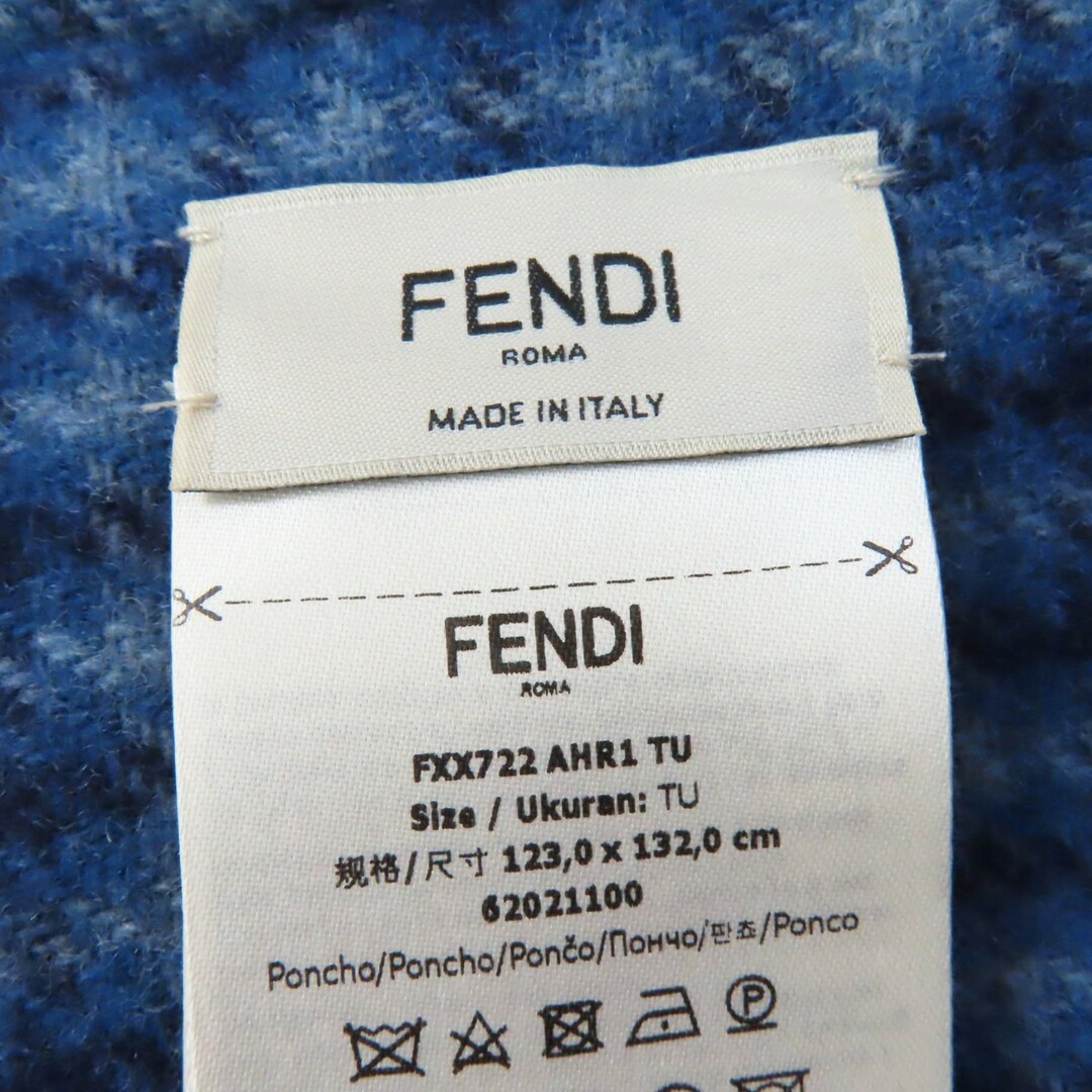 FENDI(フェンディ)の極美品☆FENDI フェンディ FXX722 ウール カシミ混 ビックロゴ入り フリンジ・フード付 ポンチョ ネイビー 123×132cm ハンガー・ガーメント付き イタリア製 正規品 レディース レディースのジャケット/アウター(ポンチョ)の商品写真