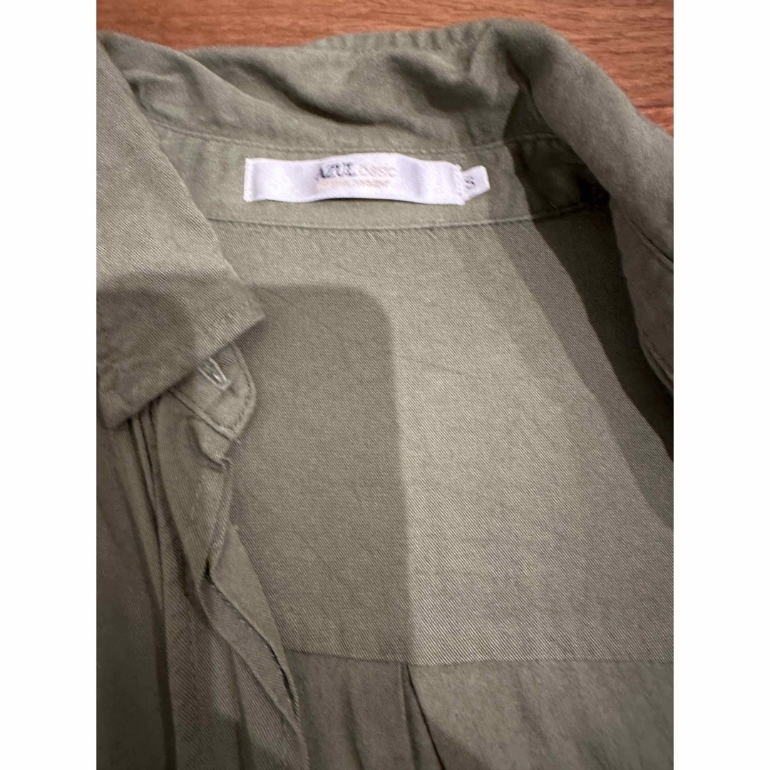 AZUL by moussy(アズールバイマウジー)のアズール　長袖シャツ　カーキ色 レディースのトップス(シャツ/ブラウス(長袖/七分))の商品写真