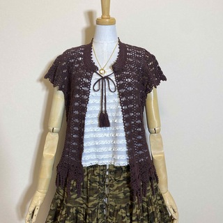 カネコイサオ(KANEKO ISAO)のカネコイサオ🤎透かし編みの半袖カーディガン🤎裾の手編みの飾りが素敵‼️(カーディガン)