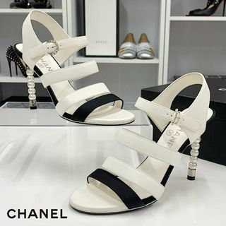 シャネル(CHANEL)の8526 シャネル ラムスキン ココマーク パール サンダル ホワイト(サンダル)