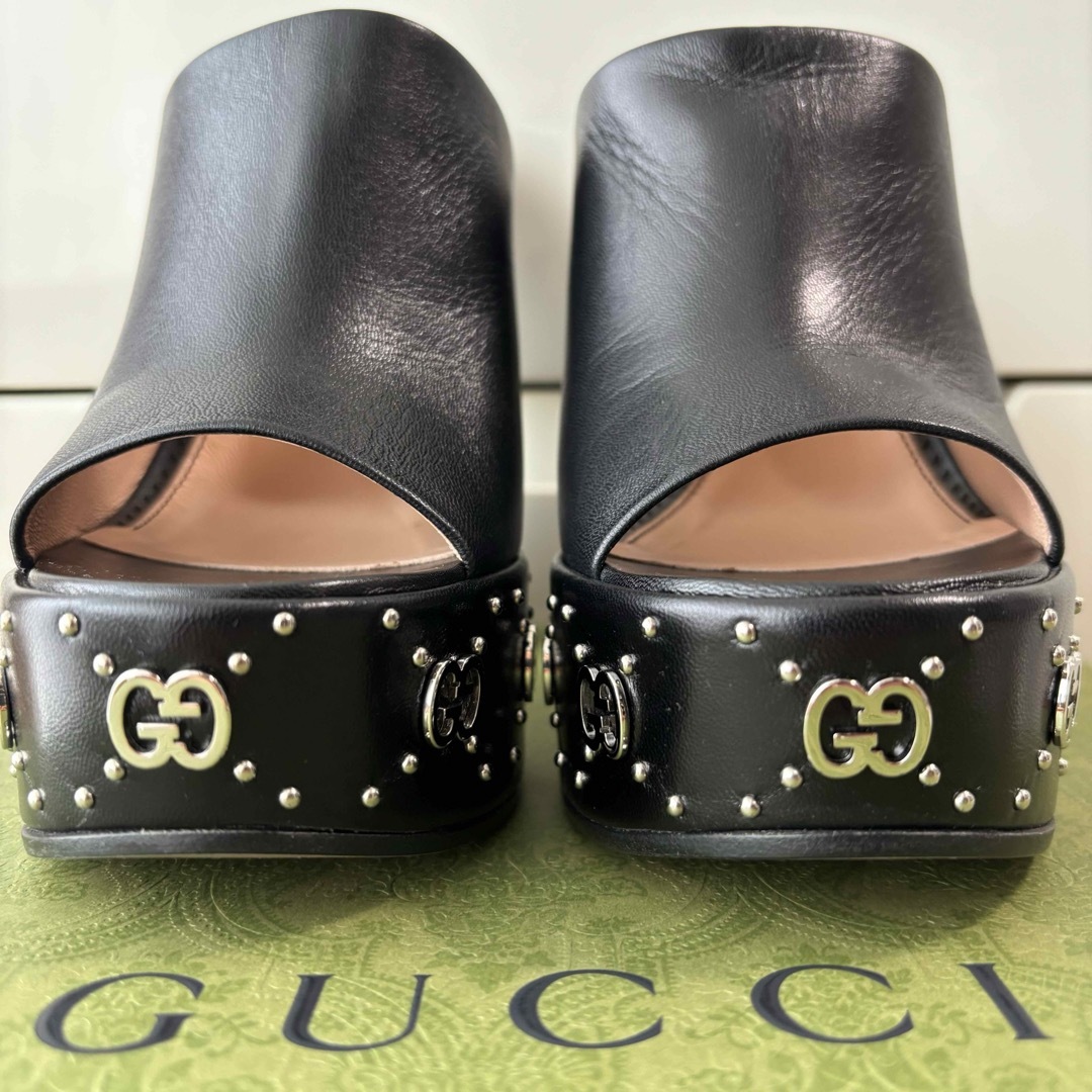 Gucci(グッチ)の美品　GUCCI ブラックレザー　ggロゴ　サンダル　スタッズ　ミュール レディースの靴/シューズ(サンダル)の商品写真