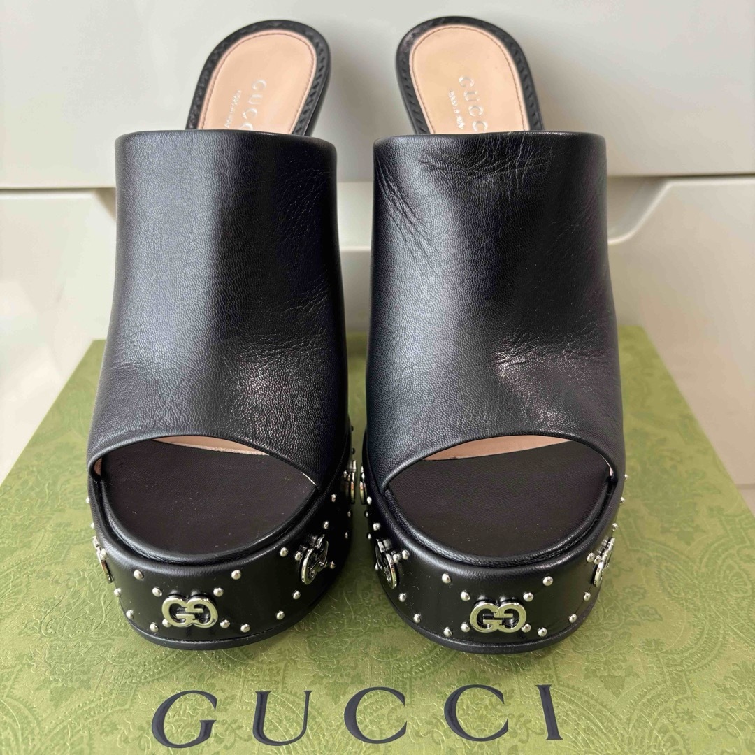 Gucci(グッチ)の美品　GUCCI ブラックレザー　ggロゴ　サンダル　スタッズ　ミュール レディースの靴/シューズ(サンダル)の商品写真