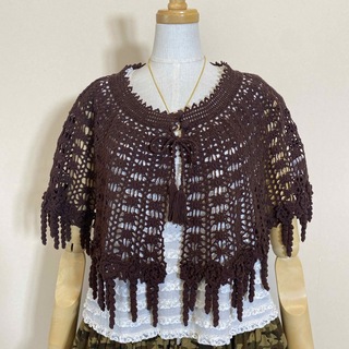 カネコイサオ(KANEKO ISAO)のカネコイサオ🤎透かし編みで裾に飾りのタッセル付ボレロ🤎(ボレロ)