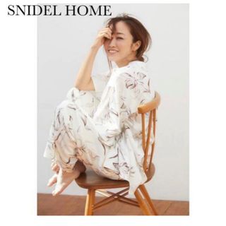 スナイデルホーム(SNIDEL HOME)の【神崎恵コラボ】タグ付き未使用マーブルフラワーＵＶサテン&パンツ(パジャマ)