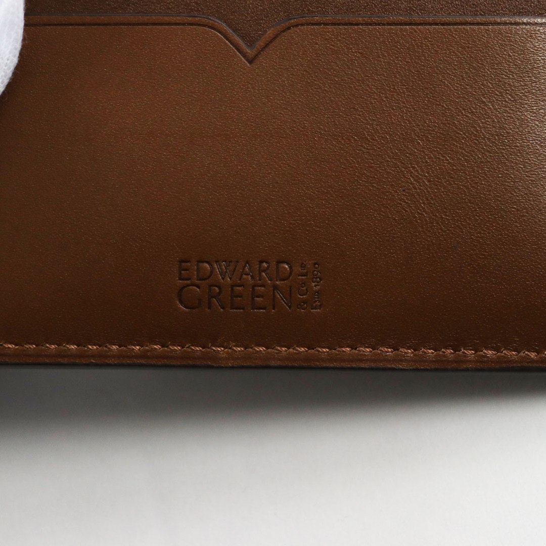 EDWARD GREEN(エドワードグリーン)の未使用品●EDWARD GREEN エドワードグリーン HIP WALLET レザー DARK OAK コンパクトウォレット 二つ折り財布 ダークブラウン 箱付き メンズ 定価68,200円 メンズのファッション小物(折り財布)の商品写真