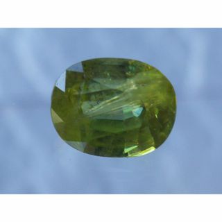 優しいスパークで、稀少カラーの天然グリーン スフェーン 2.92 ct ロシア産(その他)