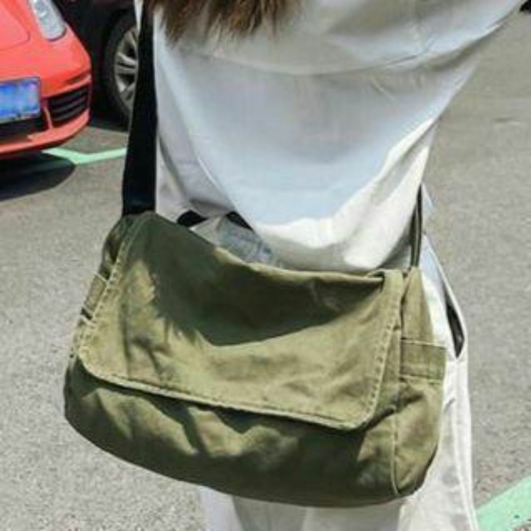 【ラスト２点】ニュースペーパーバッグ　メッセンジャー　古着　軍　ミリタリーカーキ メンズのバッグ(ショルダーバッグ)の商品写真