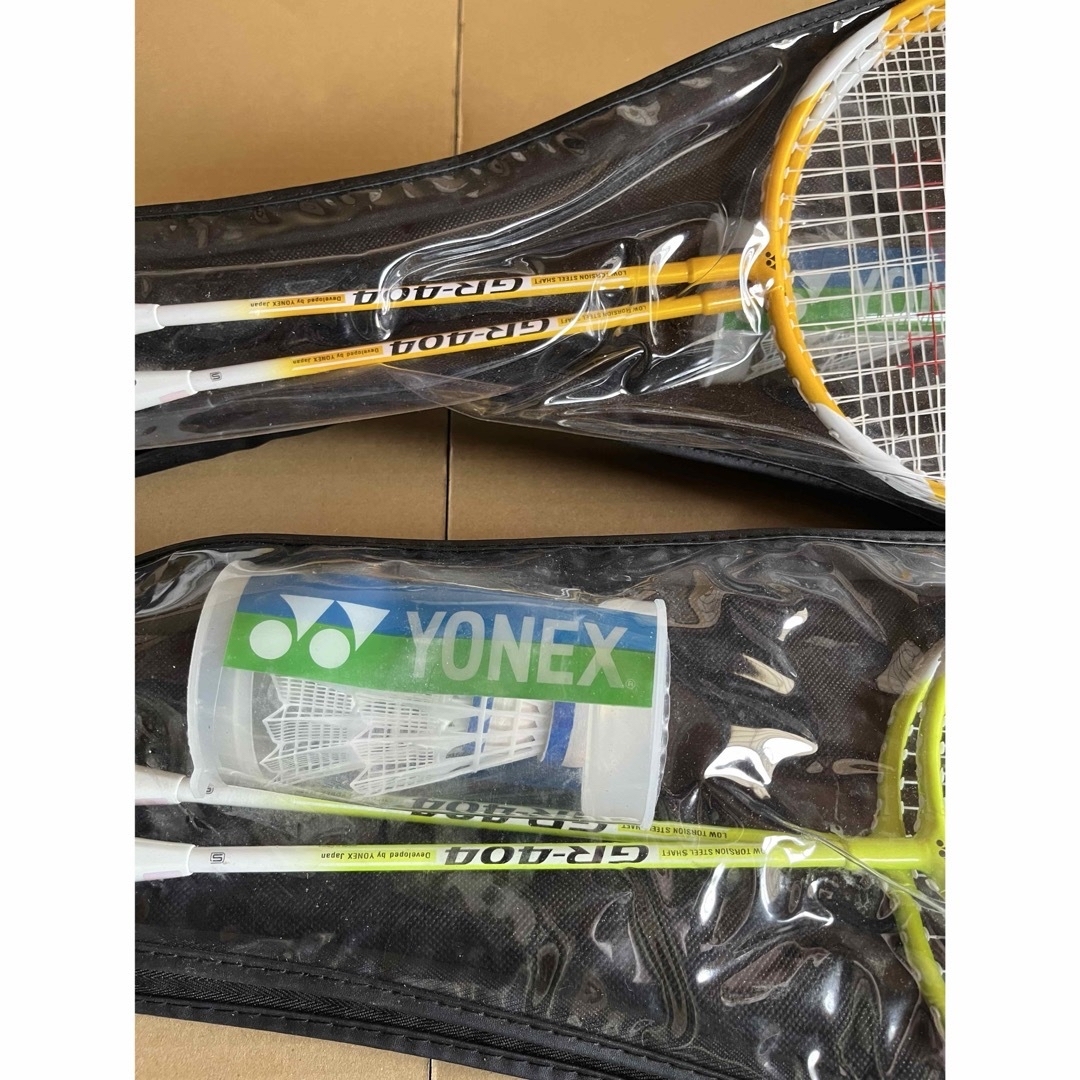 YONEX(ヨネックス)のしろくま様専用　バドミントンラケットセット　YONEX GR-404 スポーツ/アウトドアのスポーツ/アウトドア その他(バドミントン)の商品写真