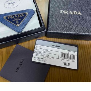 PRADA - PRADA バッジ ブローチ サフィアーノ トライアングル 三角 箱付き カード