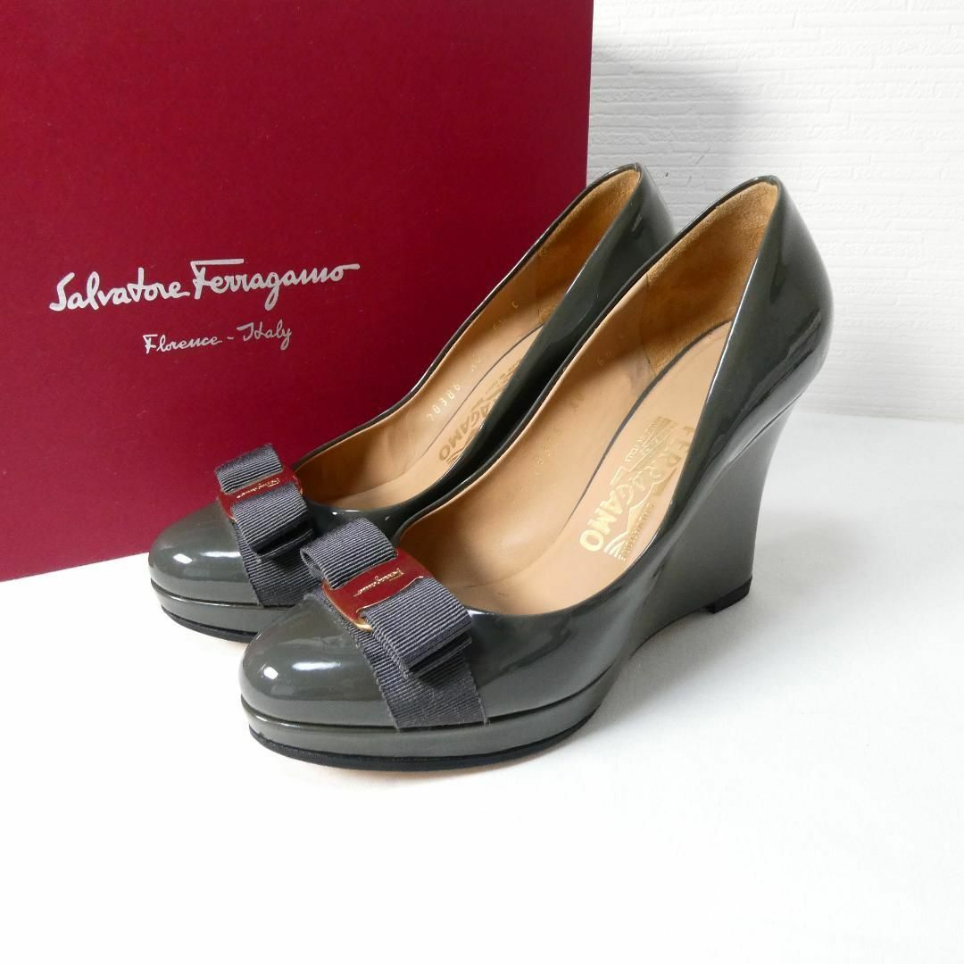 Salvatore Ferragamo(サルヴァトーレフェラガモ)の美品 サルヴァトーレフェラガモ ヴァラ エナメル ウェッジソール パンプス レディースの靴/シューズ(ハイヒール/パンプス)の商品写真