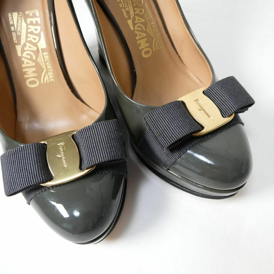 Salvatore Ferragamo(サルヴァトーレフェラガモ)の美品 サルヴァトーレフェラガモ ヴァラ エナメル ウェッジソール パンプス レディースの靴/シューズ(ハイヒール/パンプス)の商品写真