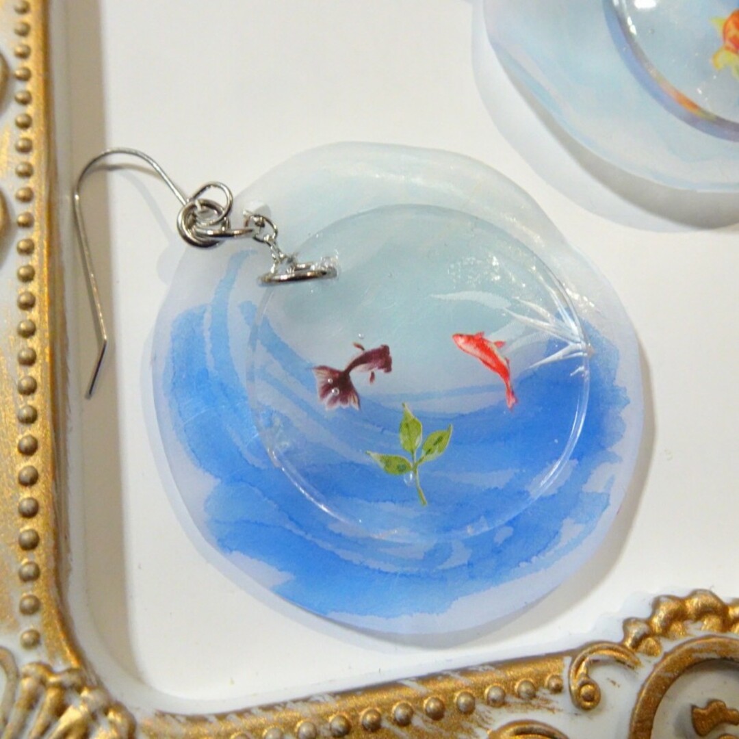 ハンドメイドピアス　夏の金魚　ヨーヨーっぽく ハンドメイドのアクセサリー(ピアス)の商品写真