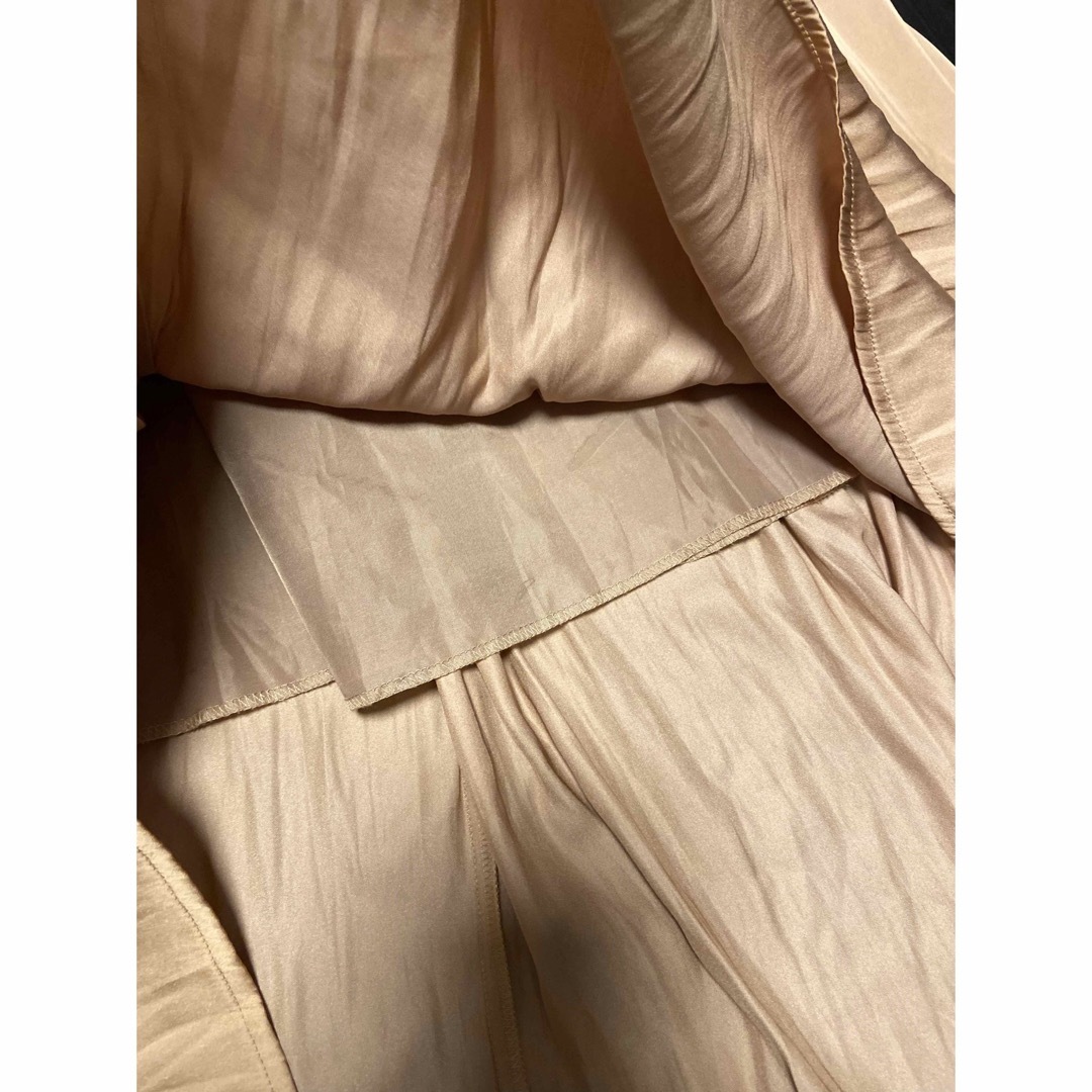 GU(ジーユー)のGU サテンエアリーロングスカート　サーモンピンク レディースのスカート(ロングスカート)の商品写真