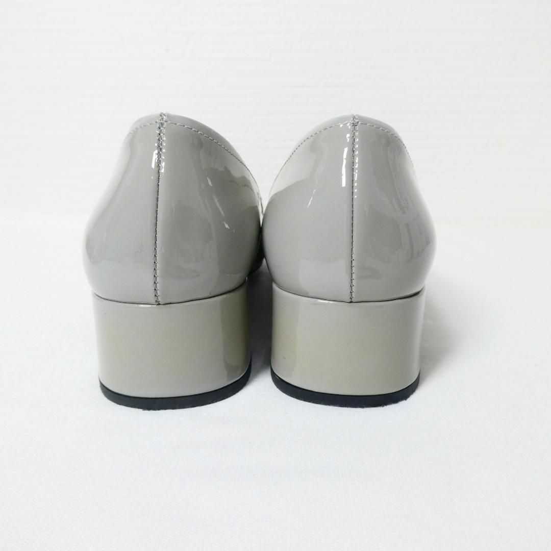 PRADA(プラダ)のほぼ美品 PRADA エナメル バックル ラウンドトゥ パンプス レディースの靴/シューズ(ハイヒール/パンプス)の商品写真