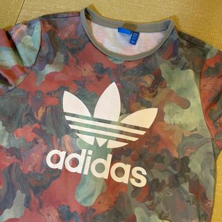 アディダス(adidas)のアディダス　総柄Tシャツ　カットソー(Tシャツ(半袖/袖なし))