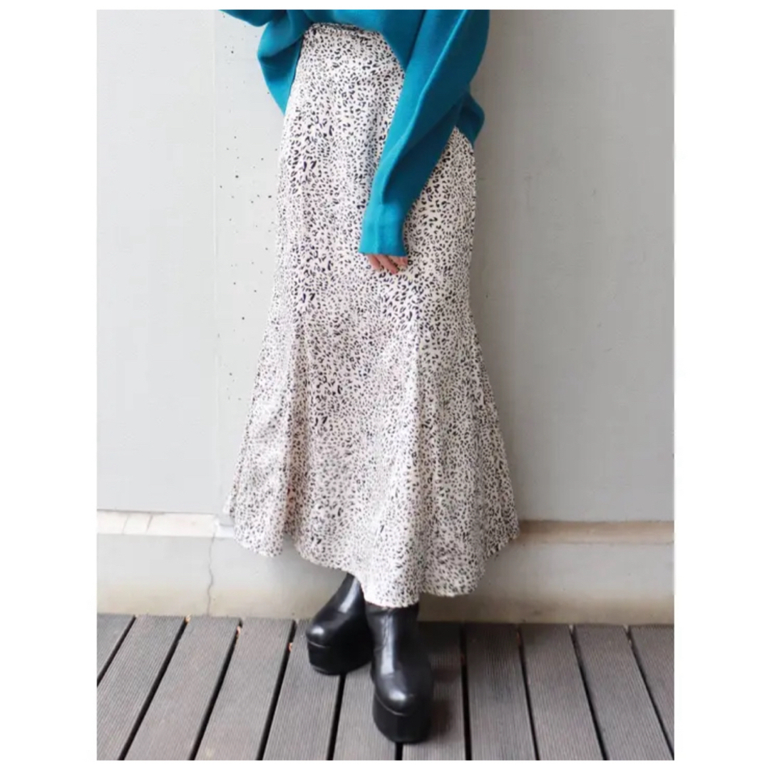 MURUA(ムルーア)のMURUA サテンマーメイドスカート　白　レオパード柄　ロングスカート　GYDA レディースのスカート(ロングスカート)の商品写真