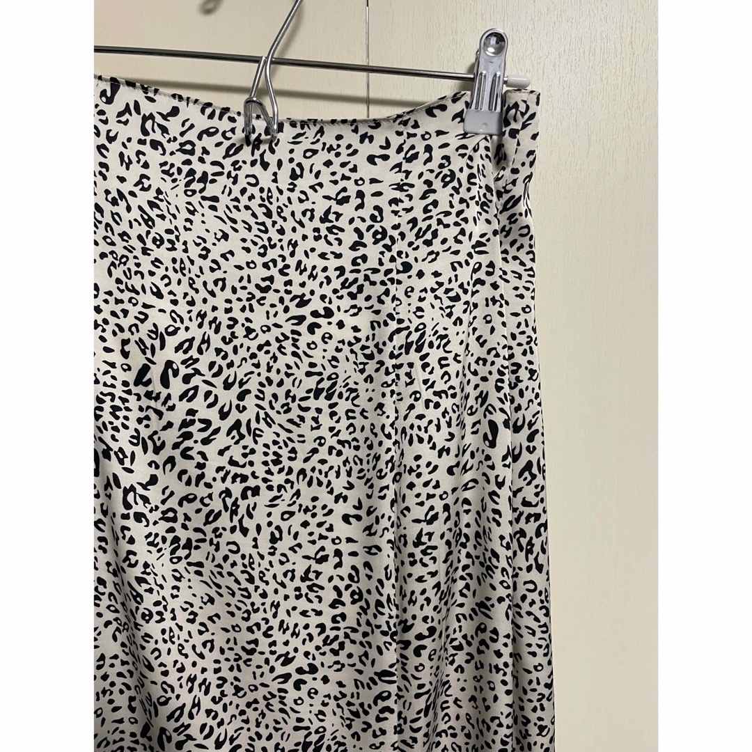 MURUA(ムルーア)のMURUA サテンマーメイドスカート　白　レオパード柄　ロングスカート　GYDA レディースのスカート(ロングスカート)の商品写真