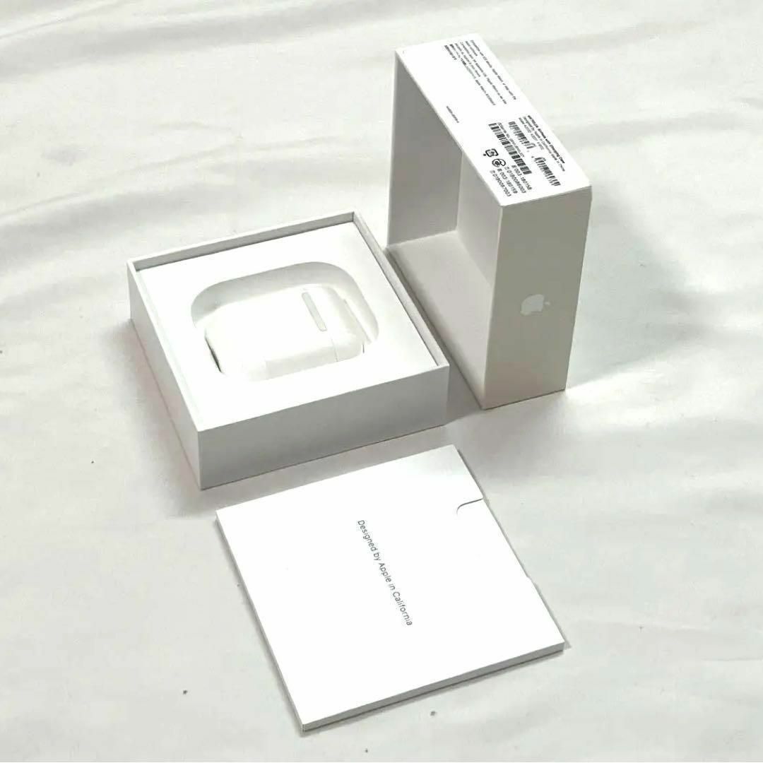 Apple(アップル)の【美品】Apple AirPods エアポッツ （第2世代） MV7N2J/A スマホ/家電/カメラのオーディオ機器(ヘッドフォン/イヤフォン)の商品写真