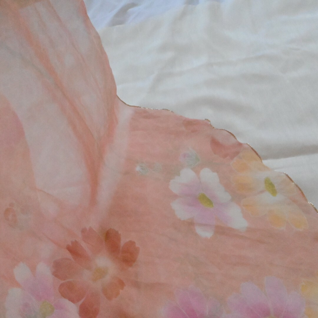 MOONBAT(ムーンバット)のムーンバット　ゴールド　シルク100 日本製　ストール　花柄　和柄　ピンク　金糸 レディースのファッション小物(バンダナ/スカーフ)の商品写真