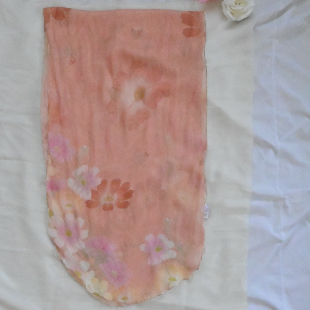 MOONBAT(ムーンバット)のムーンバット　ゴールド　シルク100 日本製　ストール　花柄　和柄　ピンク　金糸 レディースのファッション小物(バンダナ/スカーフ)の商品写真