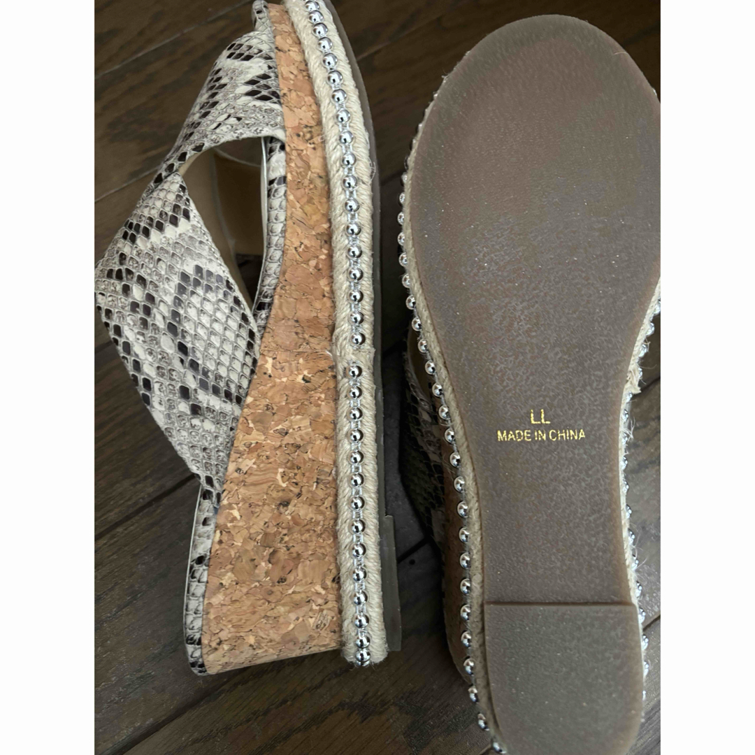 GeeRA(ジーラ)のPerkyのパイソン柄クロスサンダル(未使用品)側面アクセサリー レディースの靴/シューズ(ミュール)の商品写真