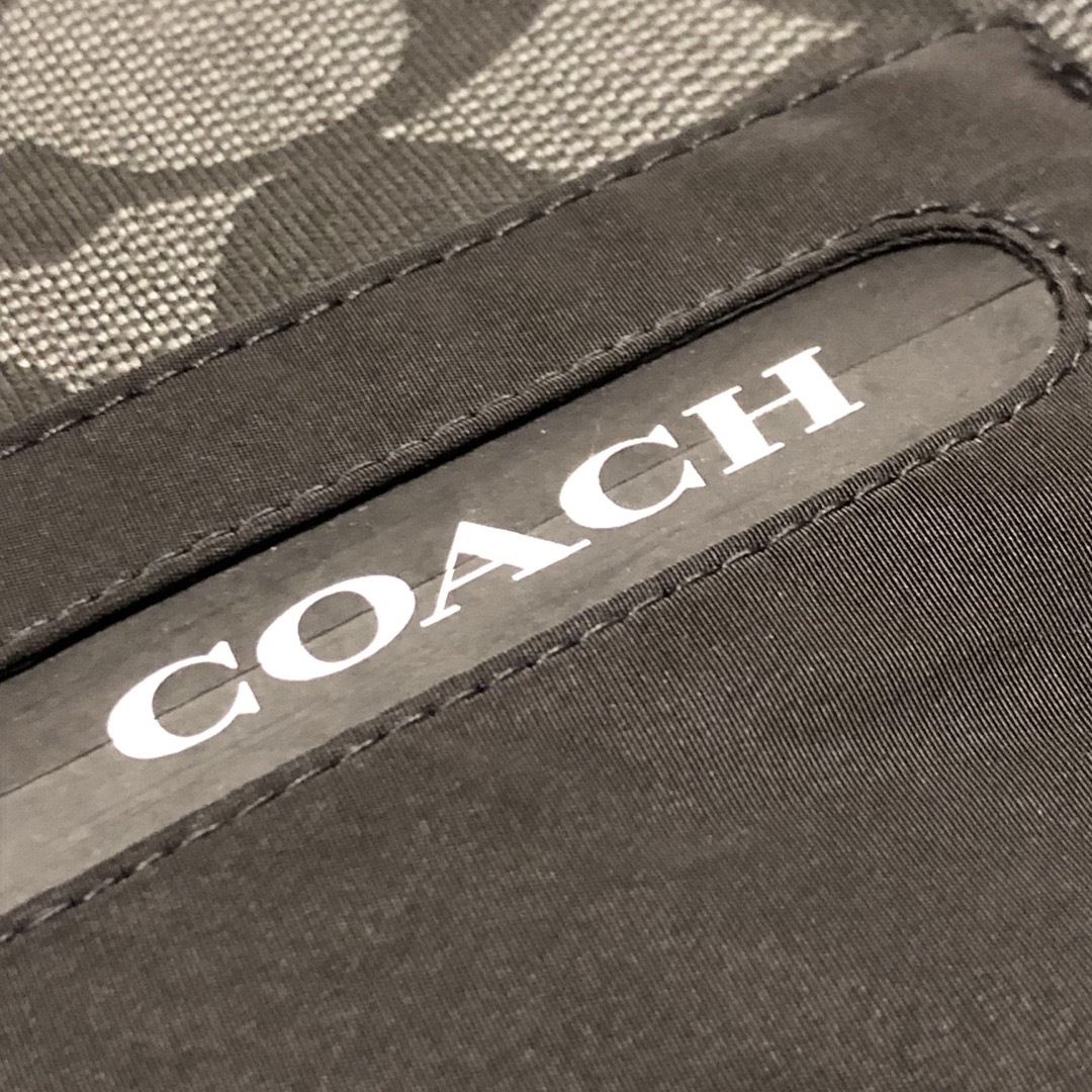 COACH(コーチ)の即完売 COACH コーチ CCロゴ満載 ワンポイントロゴ入り tシャツ メンズのトップス(Tシャツ/カットソー(半袖/袖なし))の商品写真