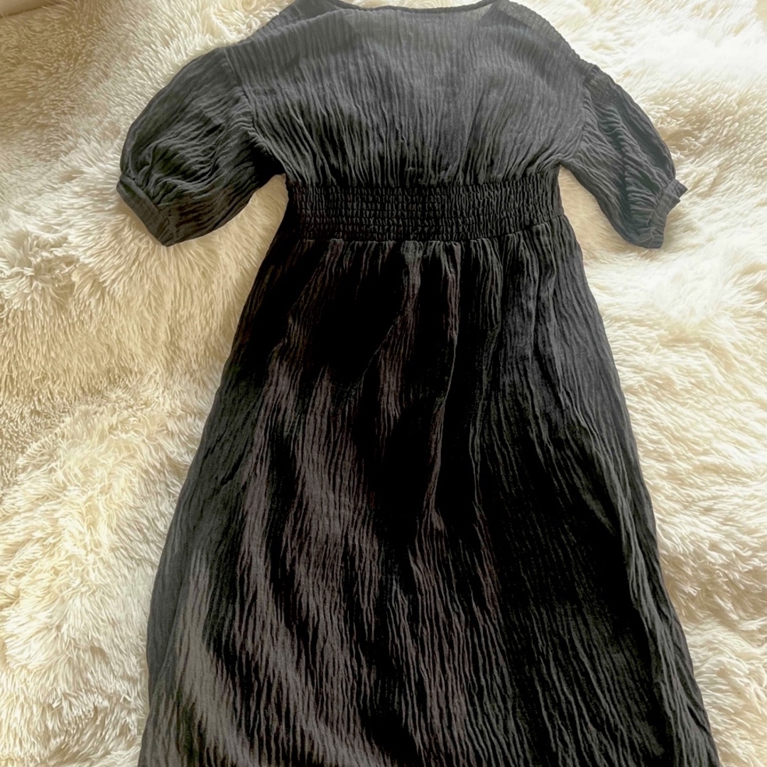 natural couture(ナチュラルクチュール)のnatural couture 楊柳シアーロングワンピース　Vネック　ブラック レディースのワンピース(ロングワンピース/マキシワンピース)の商品写真