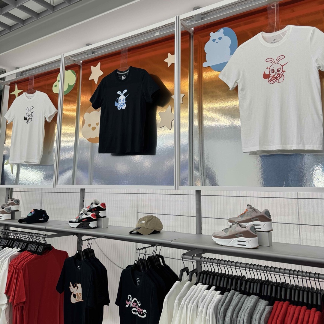NIKE - NewJeans x NIKE シンガポール限定Tシャツの通販 by NIKE - NewJeans x NIKE シンガポール限定Tシャツの通販 by