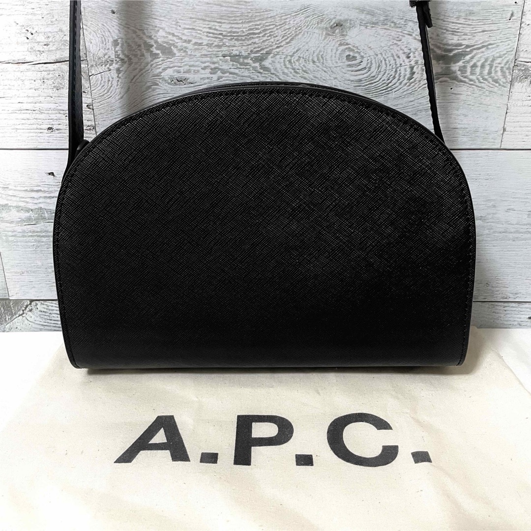 A.P.C(アーペーセー)の【未使用級】A.P.C.  ショルダーバッグ  ハーフムーン  レザー ブラック レディースのバッグ(ショルダーバッグ)の商品写真