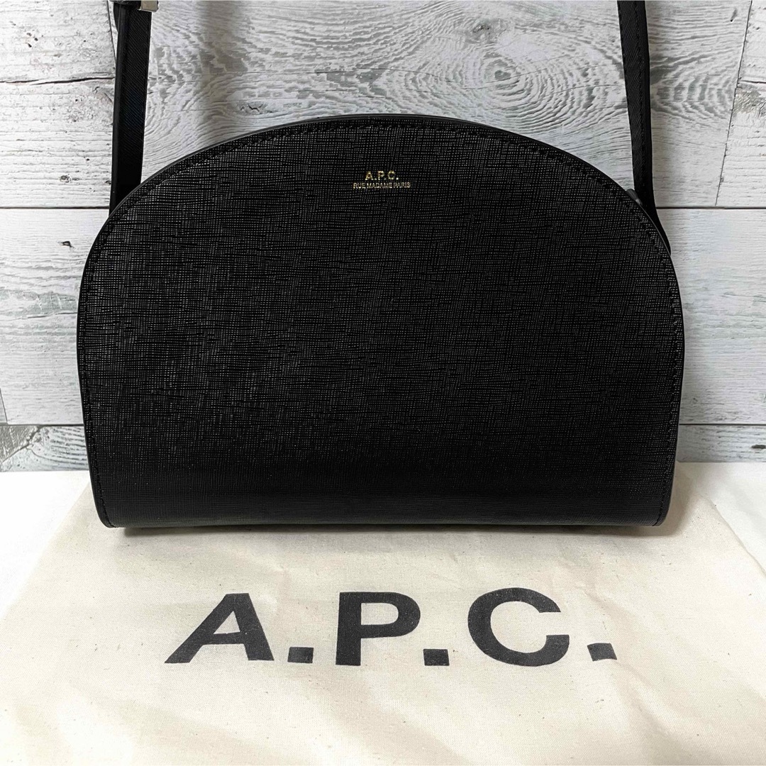 A.P.C(アーペーセー)の【未使用級】A.P.C.  ショルダーバッグ  ハーフムーン  レザー ブラック レディースのバッグ(ショルダーバッグ)の商品写真