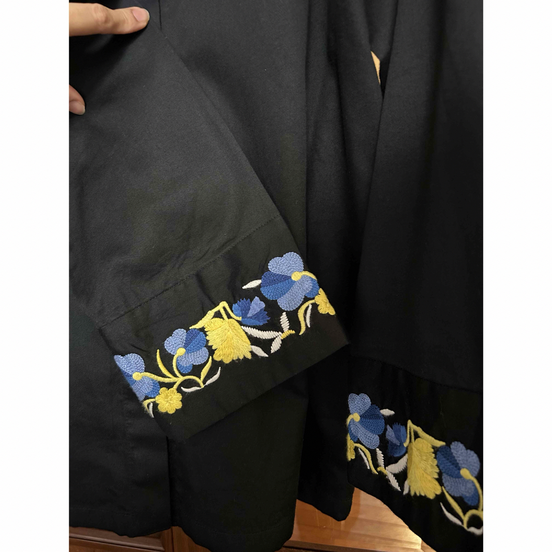 UNITED ARROWS(ユナイテッドアローズ)のユナイテッドアローズ　フラワーエンブロイダリーシャツ　ブラック レディースのトップス(シャツ/ブラウス(長袖/七分))の商品写真