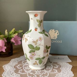 ウェッジウッド(WEDGWOOD)の未使用・黒壺／ウェッジウッド　ワイルドストロベリー　高さ約24㎝　フラワーベース(花瓶)