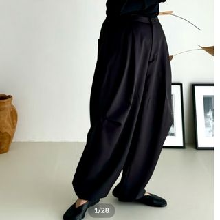 アギュー(ARGUE)のWOOL WIDE TUCK PANTS/CHACOAL BROWN(カジュアルパンツ)