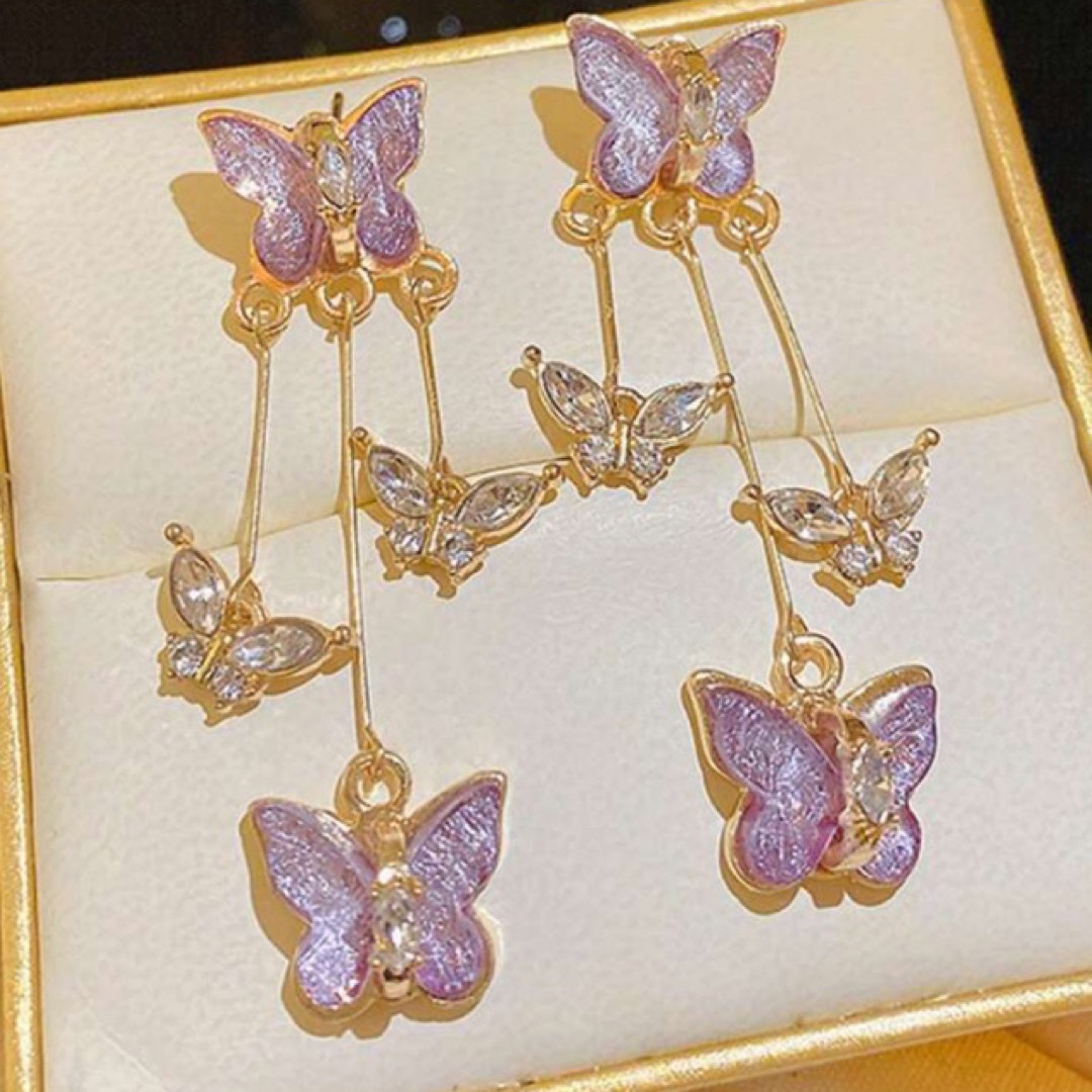 ラインストーン　ゆらゆら　蝶々　パープル　ピアス　ゴールド レディースのアクセサリー(ピアス)の商品写真