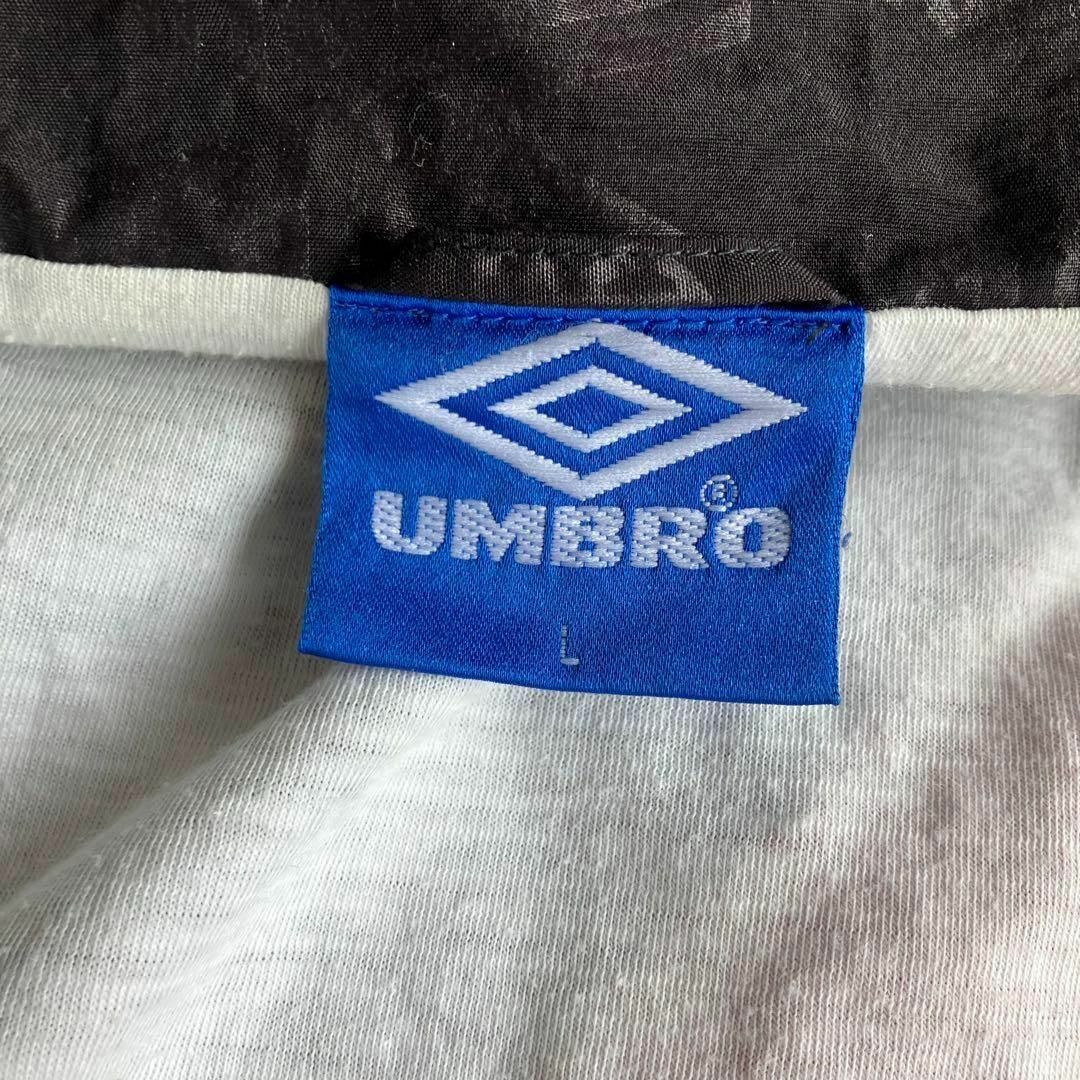 UMBRO(アンブロ)の【入手困難】90s UMBRO ナイロンジャケット 刺繍ロゴ フロッキープリント メンズのジャケット/アウター(ナイロンジャケット)の商品写真