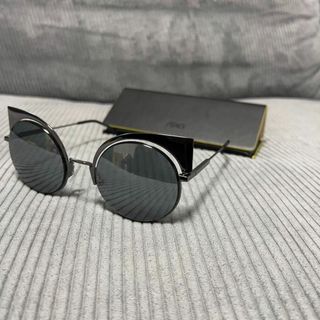 FENDI - 新品 FENDI フェンディ キャットアイ サングラス ブラックメタル 0177