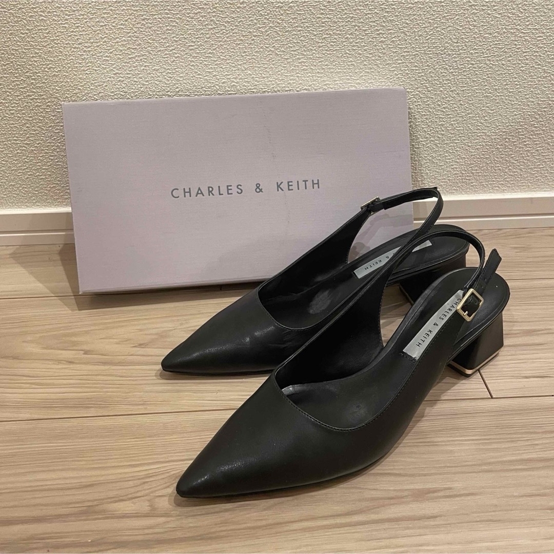 Charles and Keith(チャールズアンドキース)の【24.5cm】CHALES&KEITH メタリックアクセントパンプス レディースの靴/シューズ(ハイヒール/パンプス)の商品写真